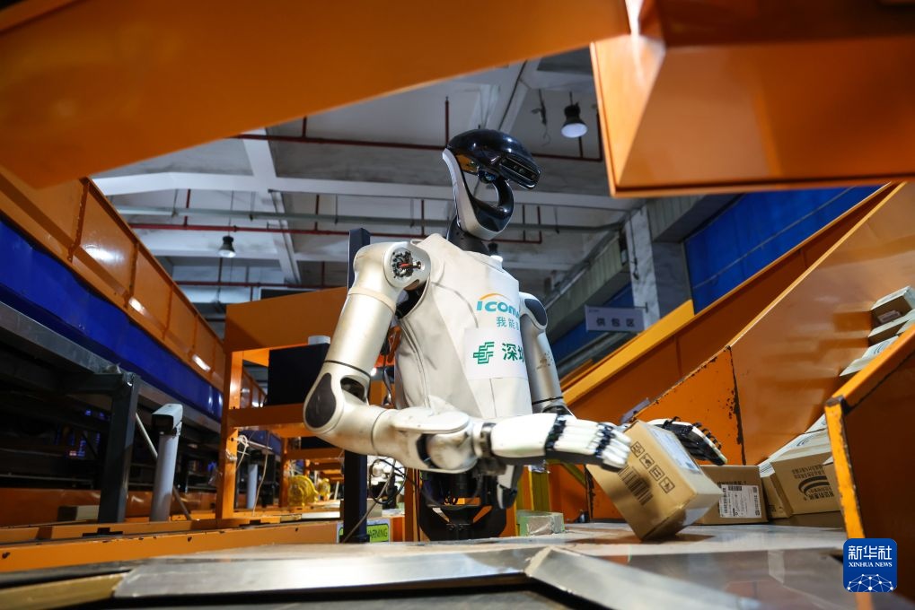 Ngày 6/8, robot phân loại hàng hóa chuyển phát nhanh.Ảnh: Lương Húc - Phóng viên Tân Hoa xã