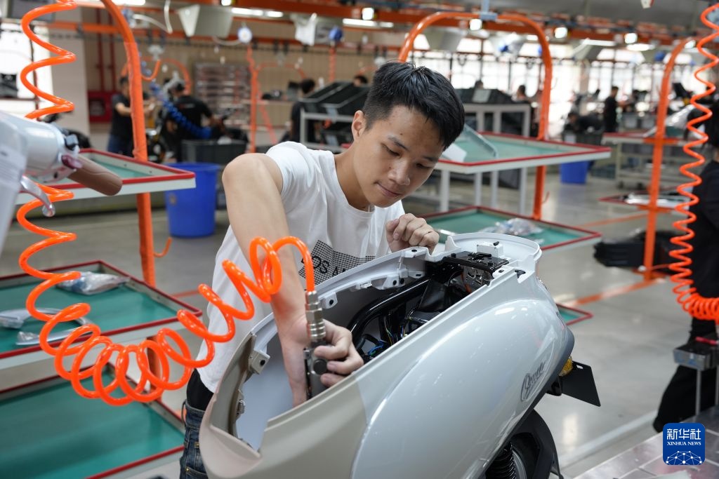 Ngày 7/7, công nhân làm việc tại cơ sở sản xuất của Yadea ở tỉnh Bắc Ninh, Việt Nam. Ảnh: Lưu Dĩnh - Phóng viên Tân Hoa xã