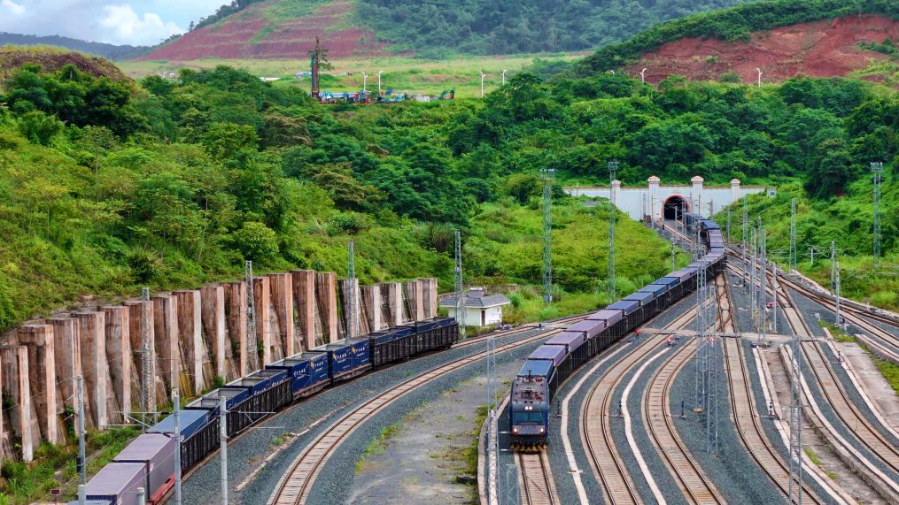 Lượng hàng hóa vận chuyển qua tuyến đường sắt Trung Quốc - Lào vượt 90 triệu tấn