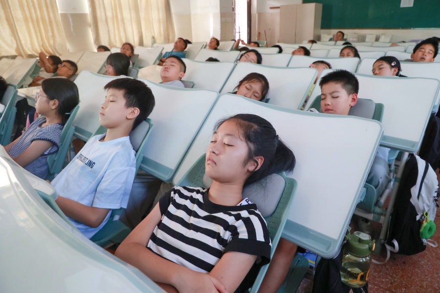 Học sinh tại Chiết Giang được trang bị ghế nằm ngủ trưa