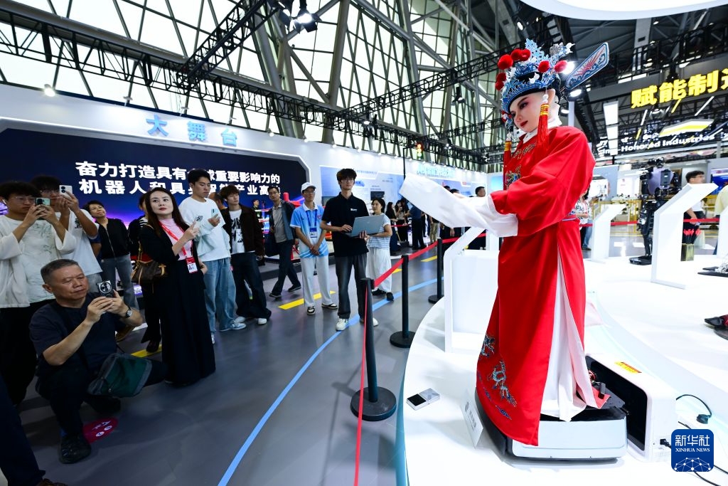 Robot hình người trình diễn tài năng tại Hội nghị Sản xuất Thế giới 2026