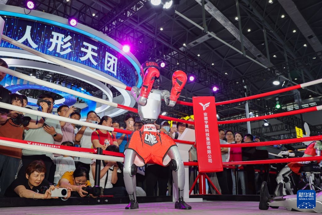 Robot hình người trình diễn tài năng tại Hội nghị Sản xuất Thế giới 2026