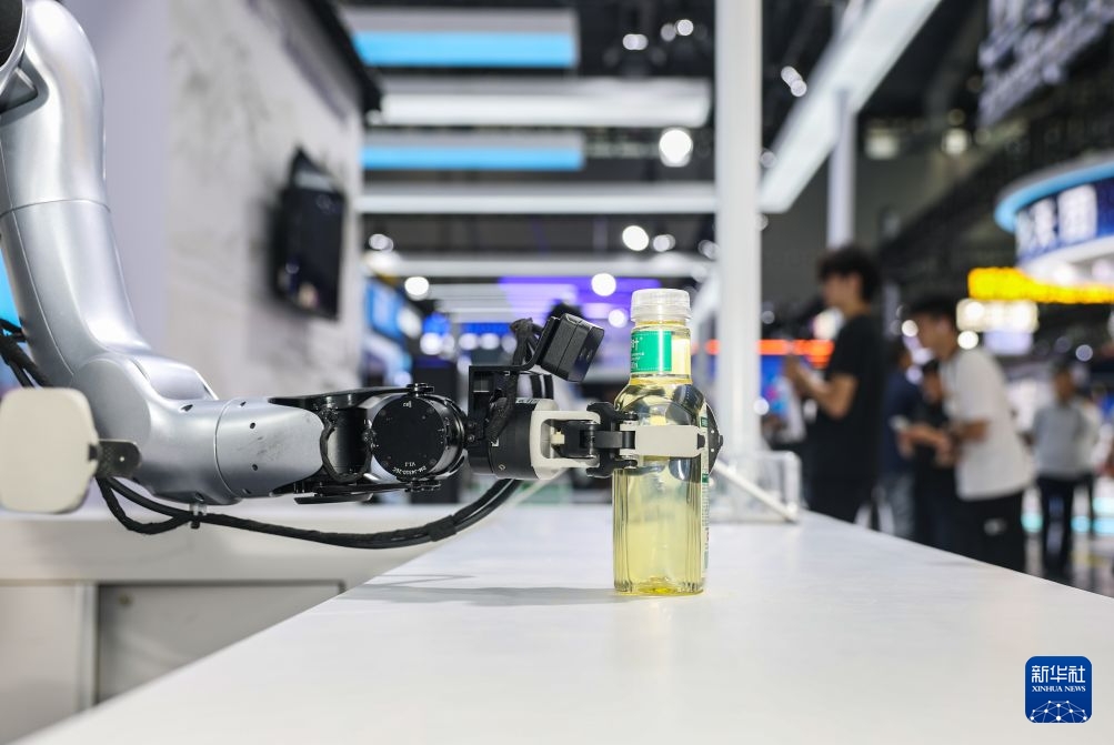 Robot hình người trình diễn tài năng tại Hội nghị Sản xuất Thế giới 2026