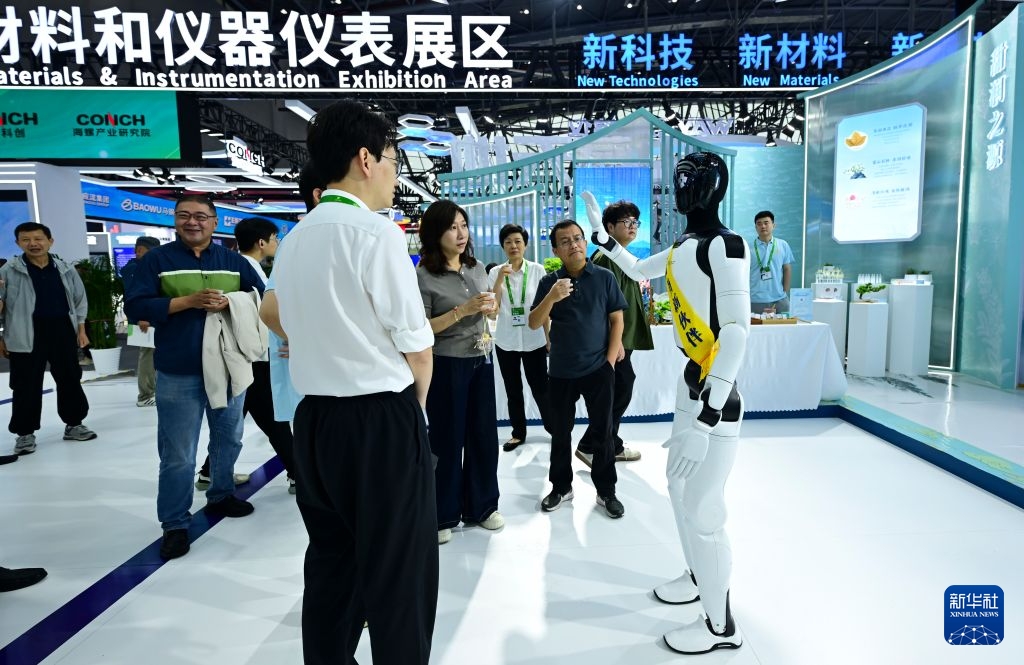 Robot hình người trình diễn tài năng tại Hội nghị Sản xuất Thế giới 2026