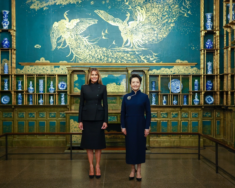 Bà Bành Lệ Viên và bà Melania Trump tham quan Bảo tàng Nghệ thuật Châu Á Quốc gia