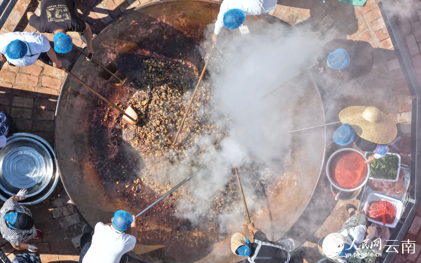 Nồi gà om khổng lồ chứa 400kg nguyên liệu tại Vân Nam