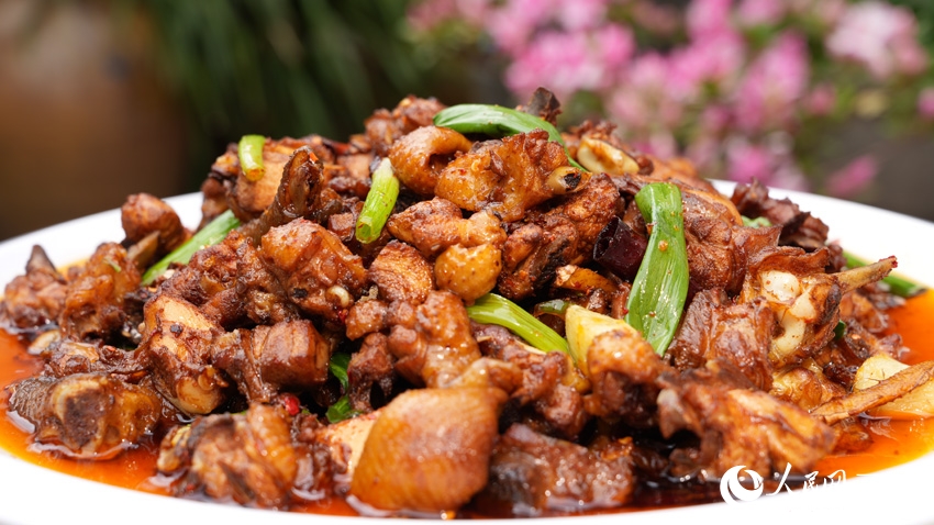 Nồi gà om khổng lồ chứa 400kg nguyên liệu tại Vân Nam