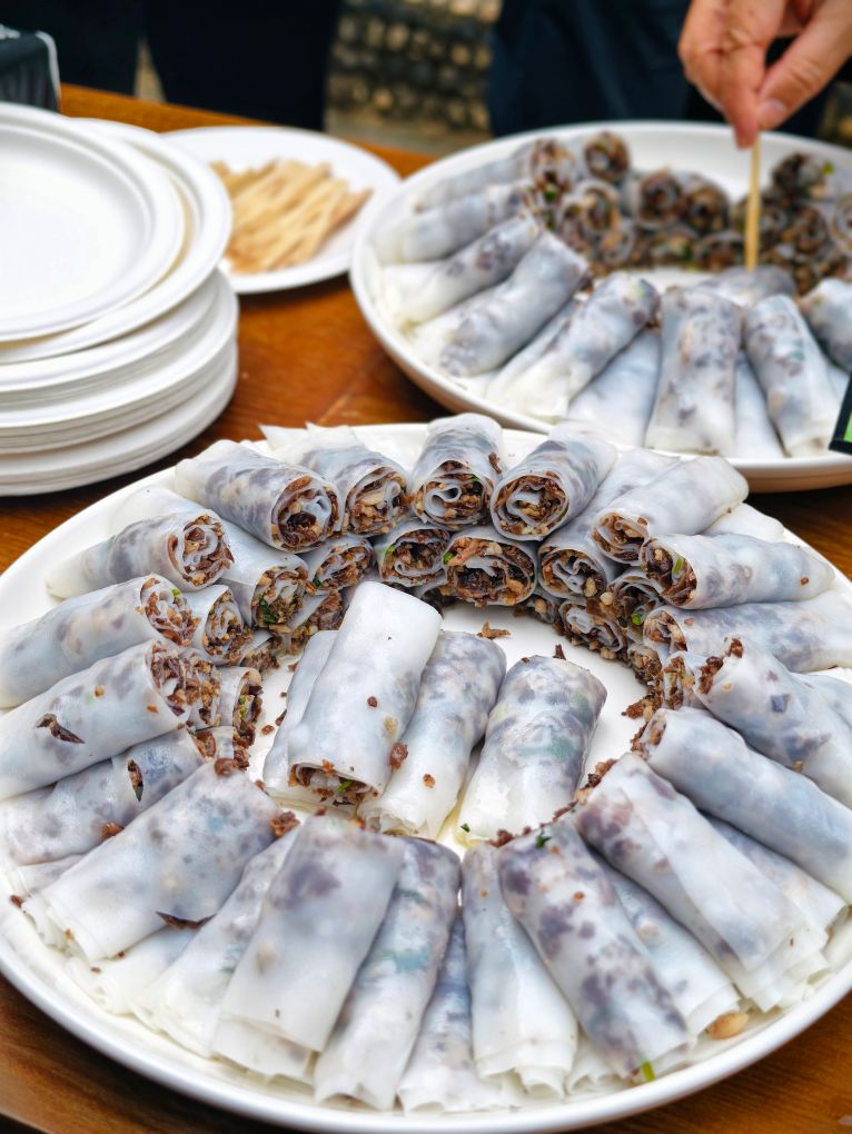 Bánh cuốn Việt Nam được bày trước Nhà sinh hoạt cộng đồng Hoa kiều tại thị trấn Kha Nhai, huyện Xương Ninh, thành phố Bảo Sơn, tỉnh Vân Nam, Trung Quốc (ảnh chụp ngày 13/10). Ảnh: Vương Hiền Tư - Phóng viên Tân Hoa xã