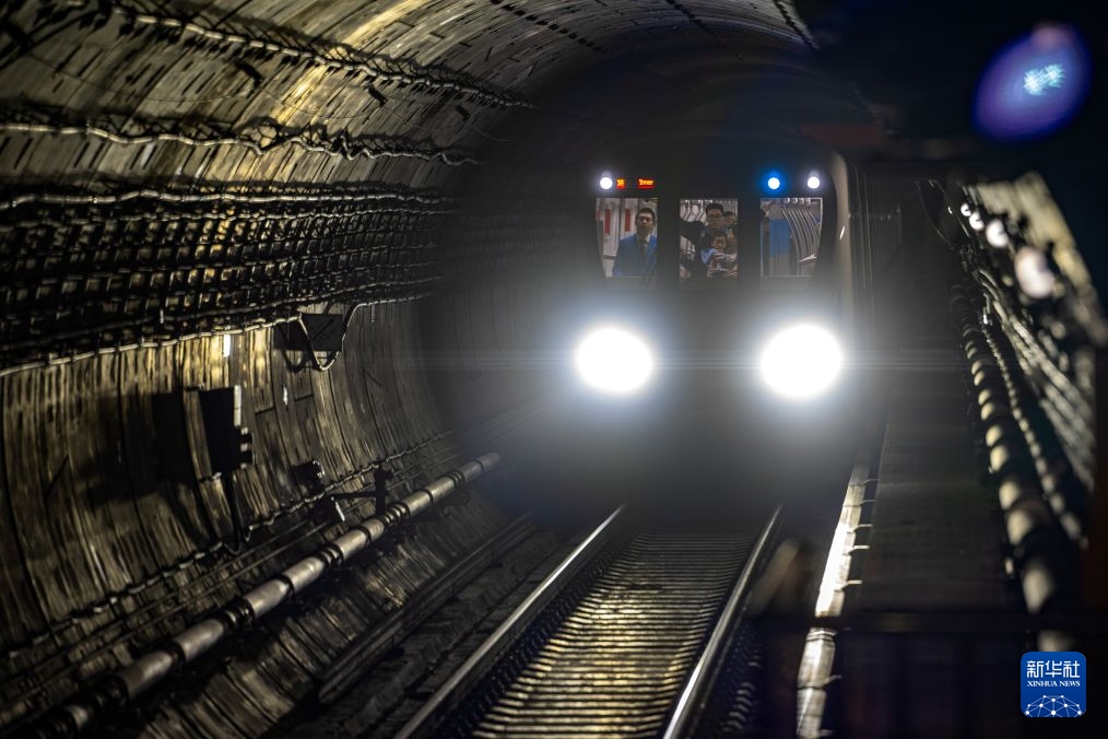 Tuyến metro dạng vòng tròn dài nhất Trung Quốc đi vào khai thác toàn tuyến