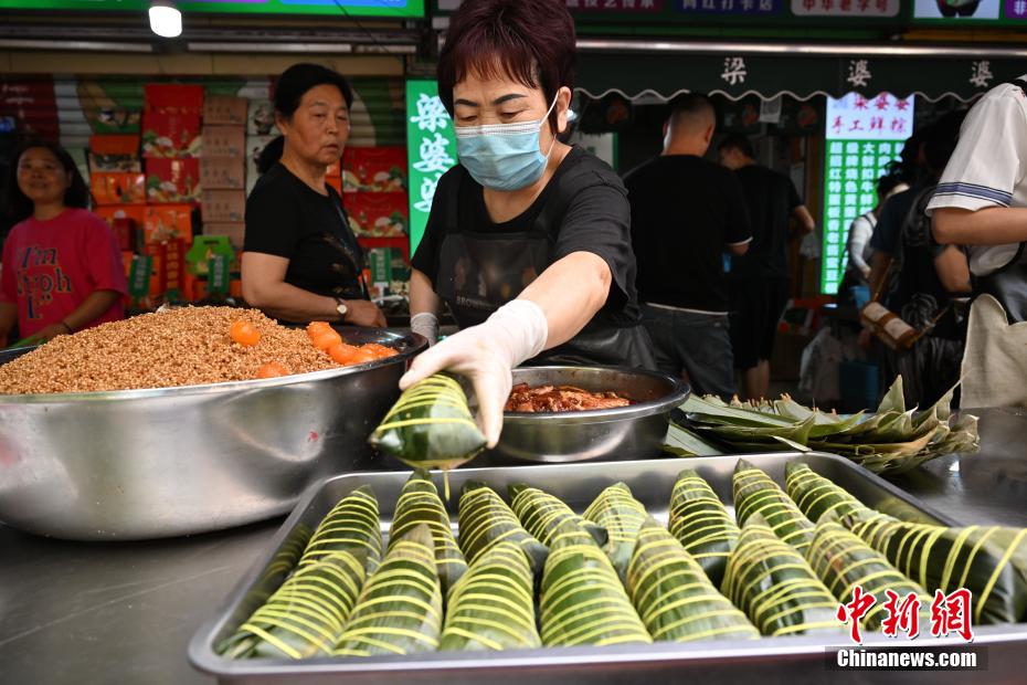 Tết Đoan Ngọ cận kề, hương lá dong lan tỏa trên phố bánh ú, Thành Đô, Trung Quốc