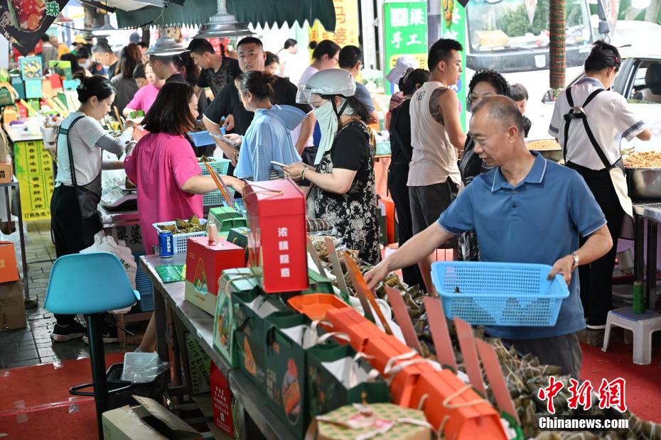 Tết Đoan Ngọ cận kề, hương lá dong lan tỏa trên phố bánh ú, Thành Đô, Trung Quốc