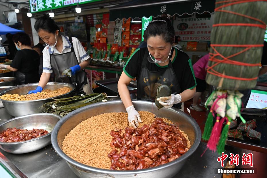 Tết Đoan Ngọ cận kề, hương lá dong lan tỏa trên phố bánh ú, Thành Đô, Trung Quốc