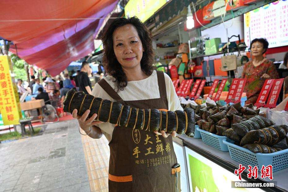 Tết Đoan Ngọ cận kề, hương lá dong lan tỏa trên phố bánh ú, Thành Đô, Trung Quốc