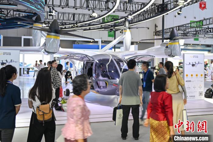 Ngày 11 tháng 6, tại Thành Đô, Tứ Xuyên, máy bay điện cất hạ cánh thẳng đứng AE200 thu hút nhiều khách tham quan dừng chân chiêm ngưỡng.Ảnh: Lưu Trung Tuấn - Phóng viên Chinanews