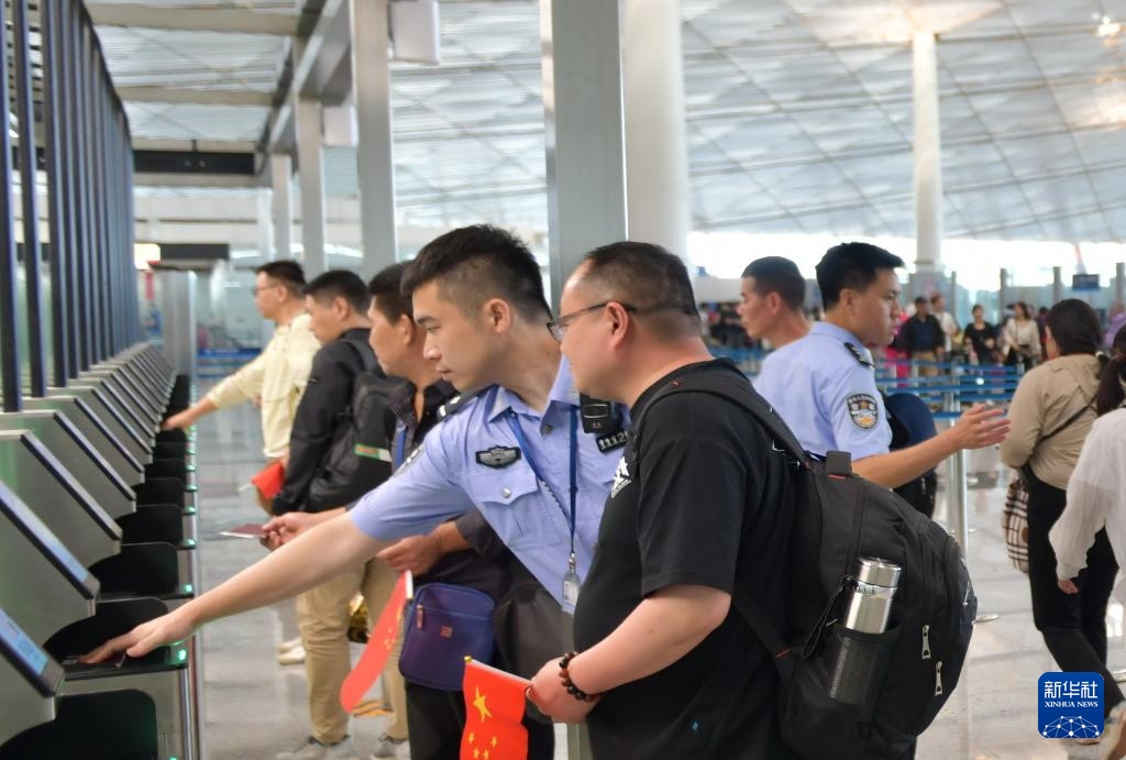 Ngày 22 tháng 6, lực lượng cảnh sát thuộc Tổng Trạm Kiểm tra Biên phòng Bắc Kinh hỗ trợ hành khách nhập cảnh qua làn ưu tiên.