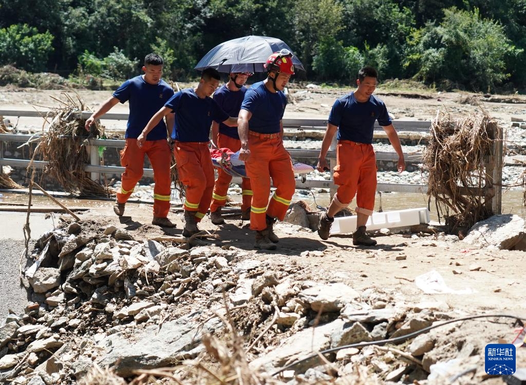 Thăm tuyến đầu cứu hộ tại trấn Lưu Ly Miếu, khu Hoài Nhu, Bắc Kinh
