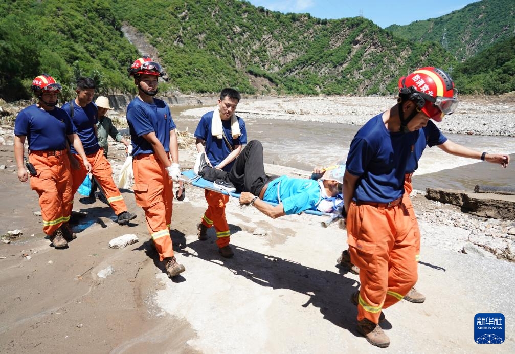 Thăm tuyến đầu cứu hộ tại trấn Lưu Ly Miếu, khu Hoài Nhu, Bắc Kinh