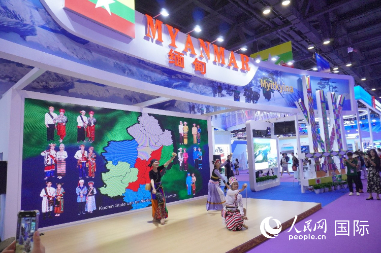 Du khách dừng chân thưởng thức tiết mục biểu diễn tại khu triển lãm “Thành phố hấp dẫn” của Myanmar. Ảnh: Dương Xuân Yến – Nhân Dân nhật báo điện tử