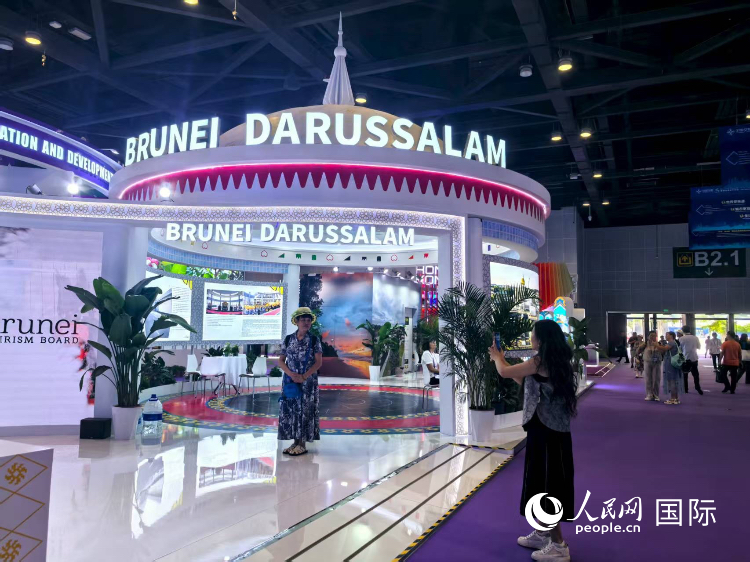 Du khách chụp ảnh check-in trước khu triển lãm “Thành phố hấp dẫn” của Brunei. Ảnh: Dương Xuân Yến – Nhân Dân nhật báo điện tử