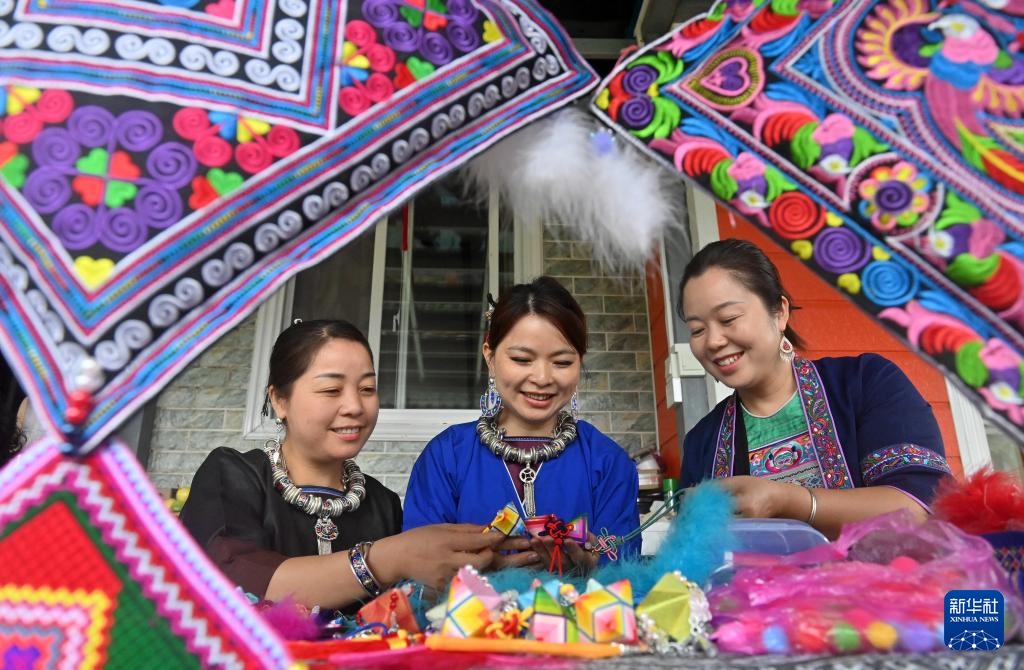 Tam Giang, Quảng Tây: Hoa may mắn của dân tộc Động “nở rộ” trên đầu ngón tay
