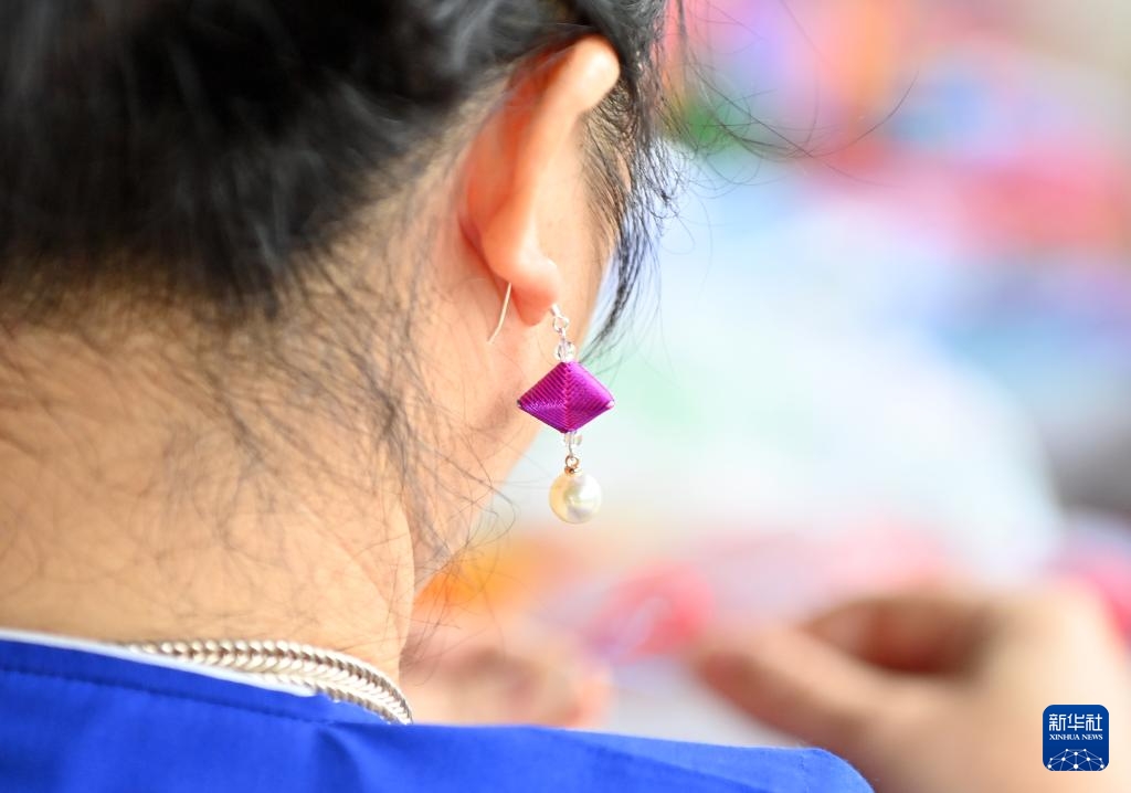 Tam Giang, Quảng Tây: Hoa may mắn của dân tộc Động “nở rộ” trên đầu ngón tay