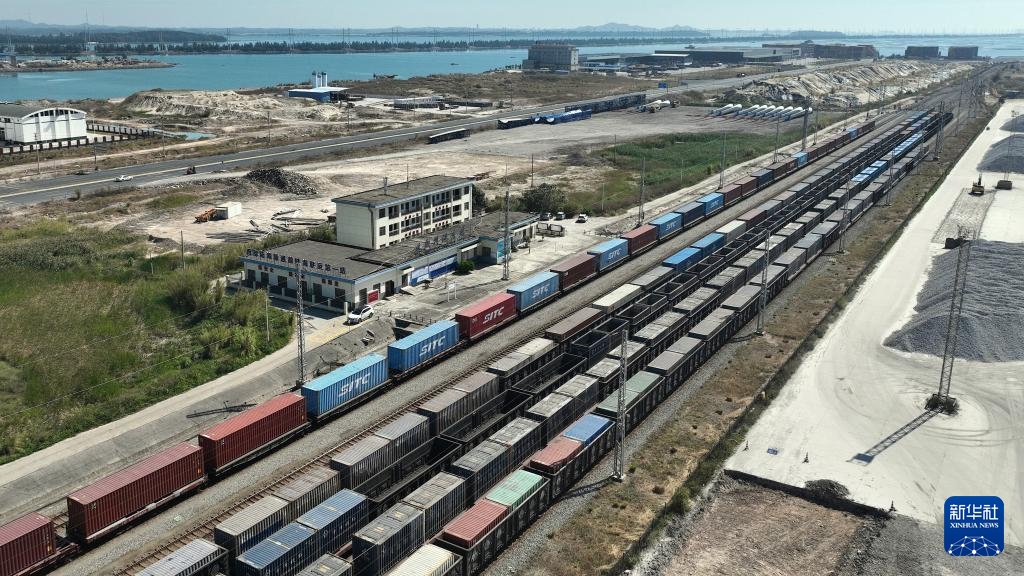 Hành lang thương mại đường bộ - đường biển mới miền Tây vượt mốc 5 triệu TEU hàng hóa vận chuyển