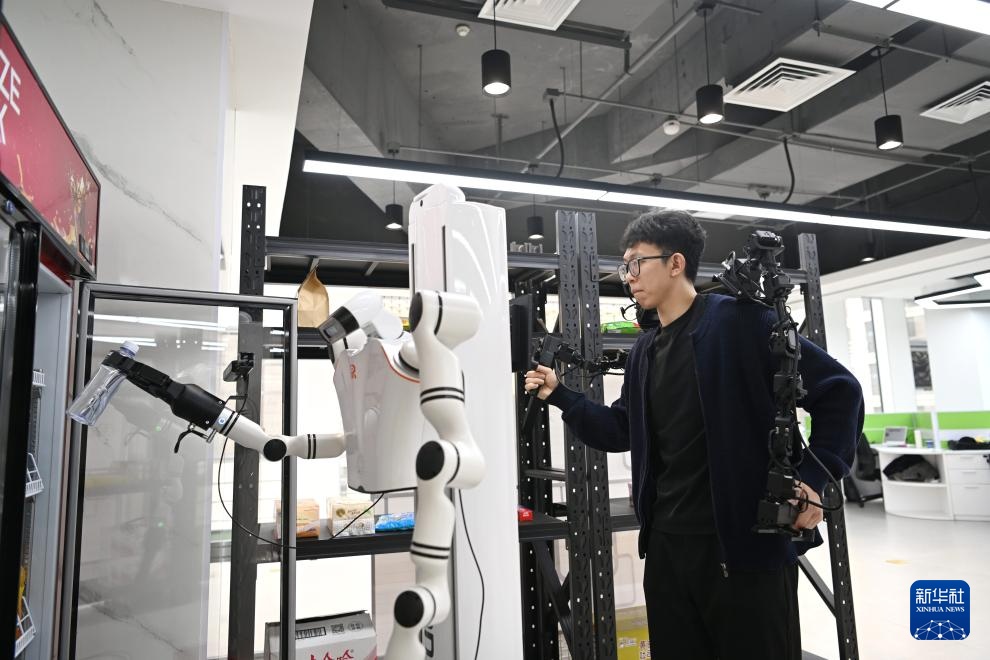 Tham quan “trường học robot” tại Hùng An