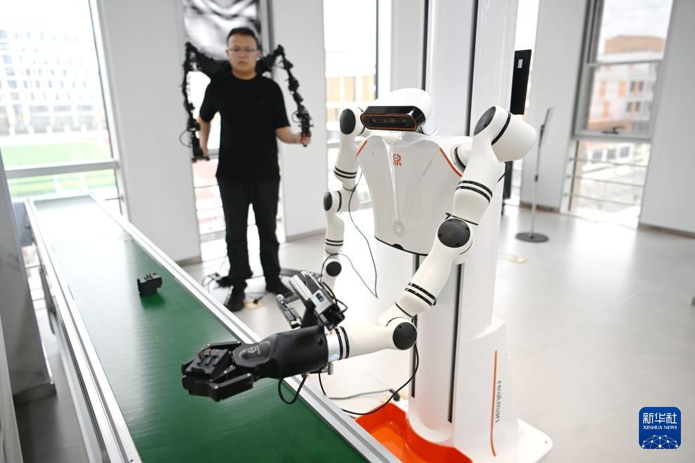 Tham quan “trường học robot” tại Hùng An