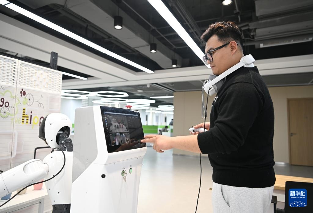 Tham quan “trường học robot” tại Hùng An