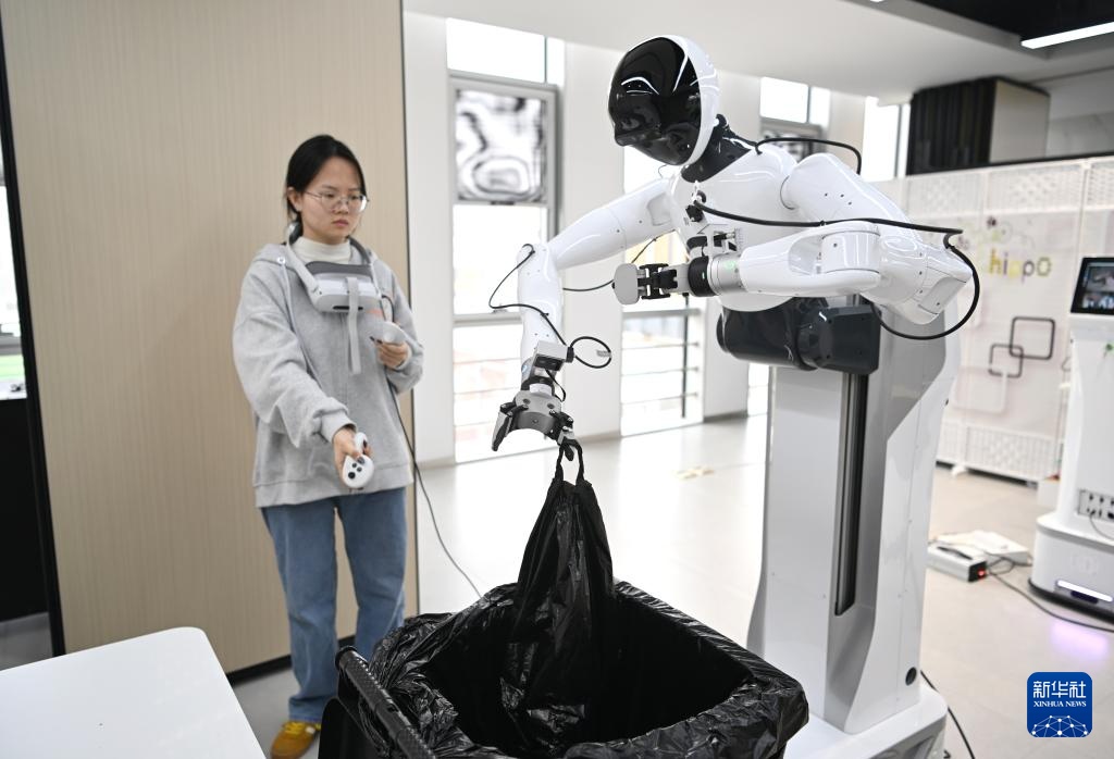 Tham quan “trường học robot” tại Hùng An