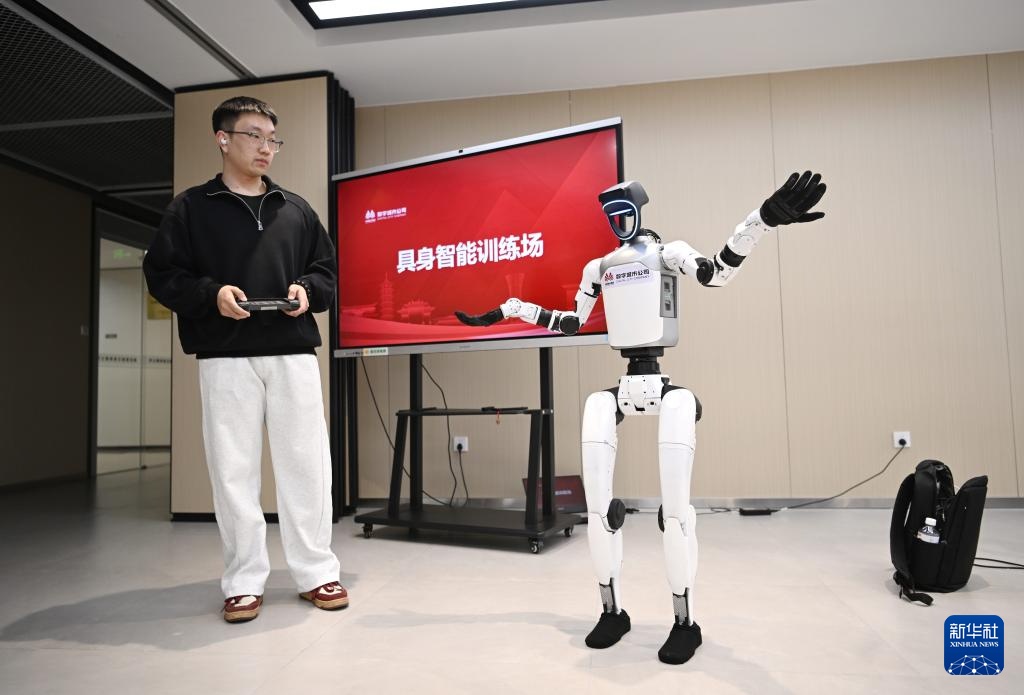 Tham quan “trường học robot” tại Hùng An