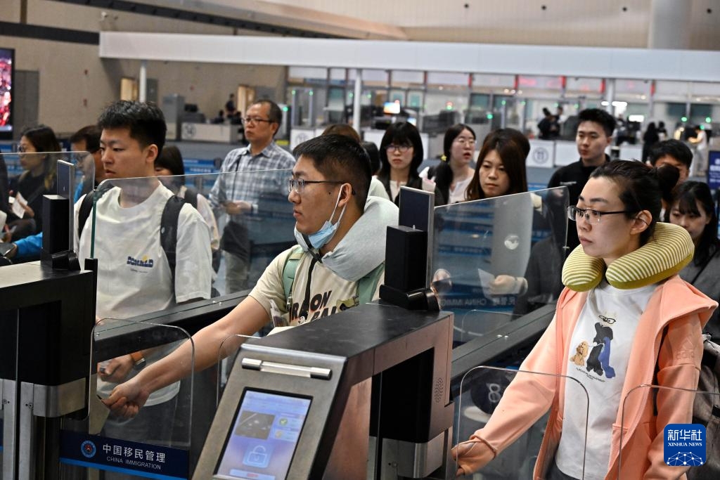 Trung Quốc: Hơn 11,27 triệu lượt khách xuất nhập cảnh trong kỳ nghỉ lễ Quốc tế Lao động