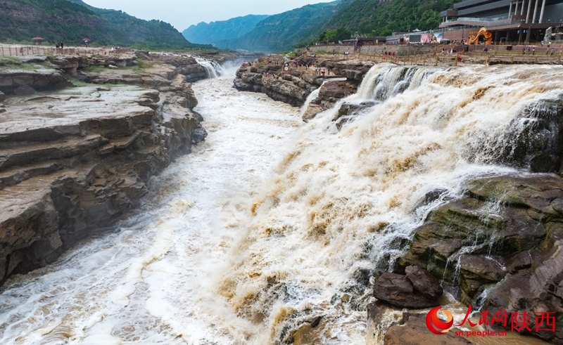“Dòng thác vàng” trên sông Hoàng Hà cuồn cuộn mùa nước lũ