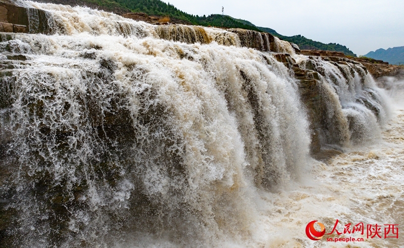 “Dòng thác vàng” trên sông Hoàng Hà cuồn cuộn mùa nước lũ