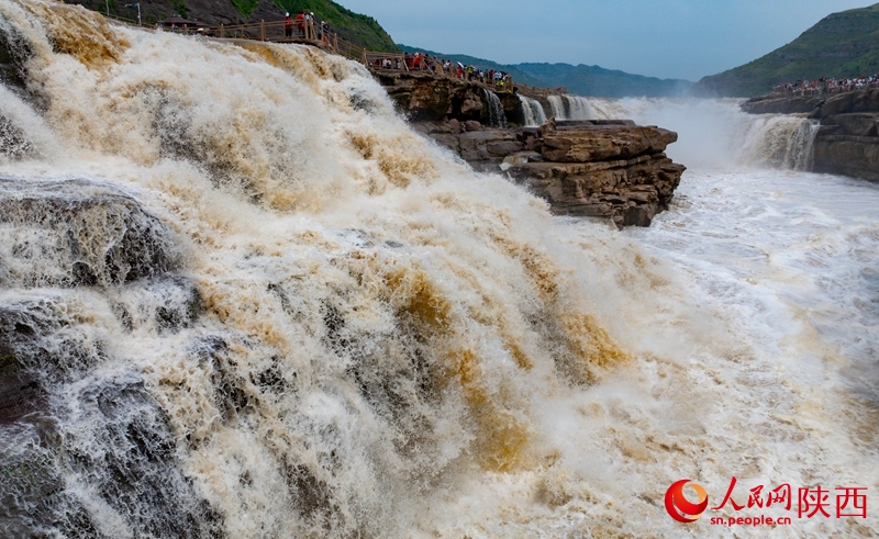 “Dòng thác vàng” trên sông Hoàng Hà cuồn cuộn mùa nước lũ
