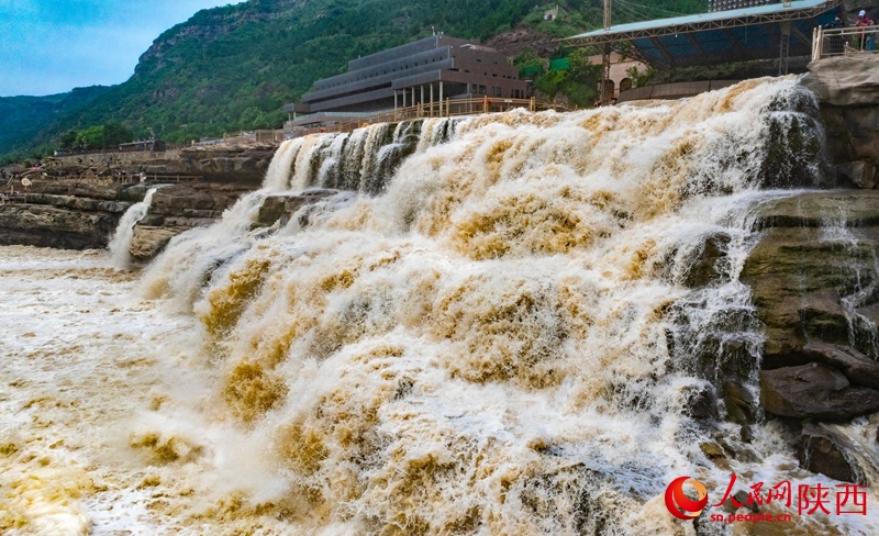 “Dòng thác vàng” trên sông Hoàng Hà cuồn cuộn mùa nước lũ