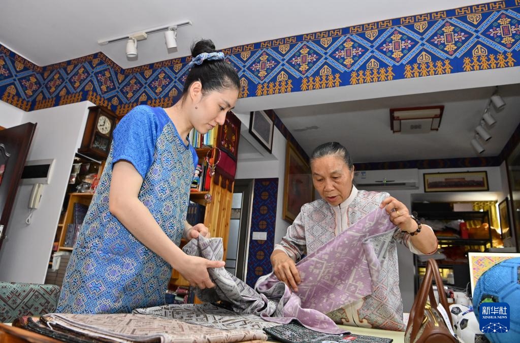 Thổ cẩm dân tộc Choang: Phát huy truyền thống và đổi mới sáng tạo trong từng đường dệt