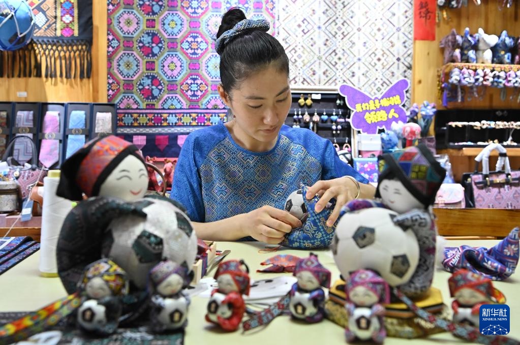 Thổ cẩm dân tộc Choang: Phát huy truyền thống và đổi mới sáng tạo trong từng đường dệt
