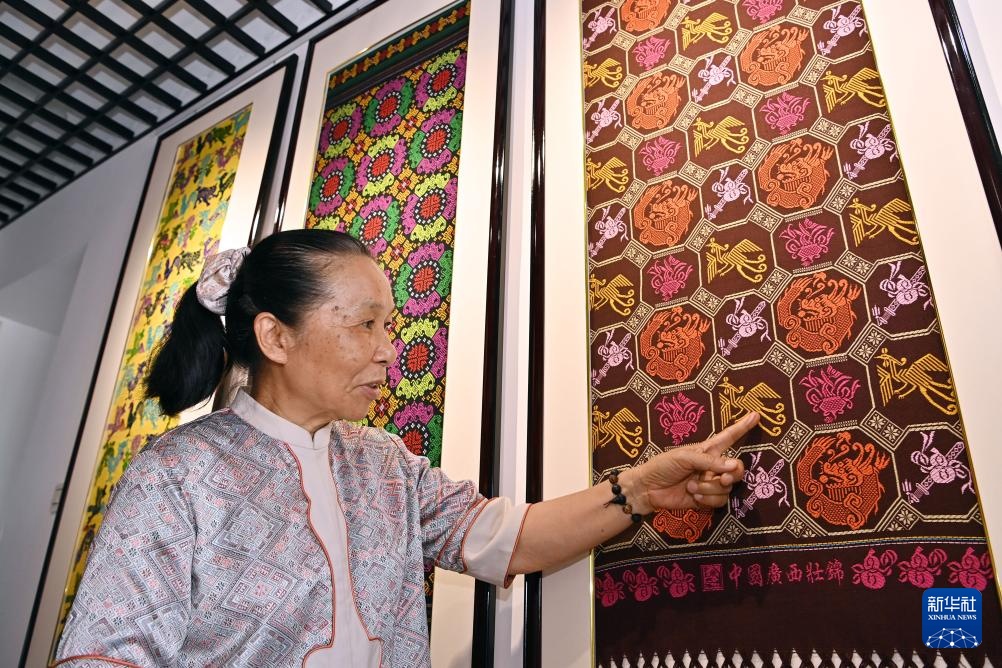 Thổ cẩm dân tộc Choang: Phát huy truyền thống và đổi mới sáng tạo trong từng đường dệt