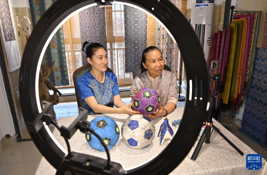 Thổ cẩm dân tộc Choang: Phát huy truyền thống và đổi mới sáng tạo trong từng đường dệt