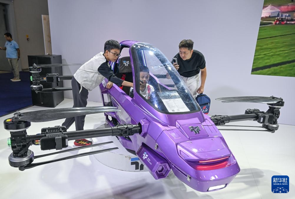 Ngày 13/6, khách tham quan tìm hiểu mẫu xe máy bay tại khu trưng bày của Công ty Tianlu Flying-Auto Nam Kinh.Ảnh: Trần Thành - Phóng viên Tân Hoa xã