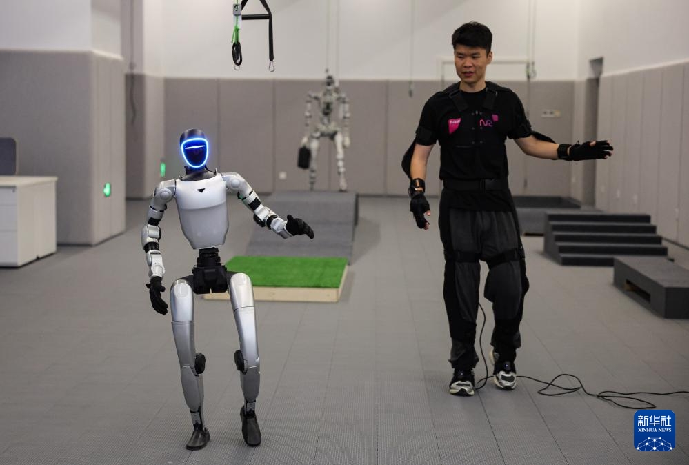 Ngày 13/6, nhân viên thử nghiệm điều khiển toàn thân từ xa đối với một robot tại khu công nghiệp.Ảnh: Vương Tịnh Tường - Phóng viên Tân Hoa xã