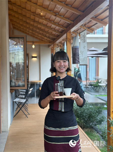 Triệu Hoa làm việc tại quán cà phê của mình. Ảnh: Hồ Tuân Hội - Phóng viên Nhân dân nhật báo điện tử