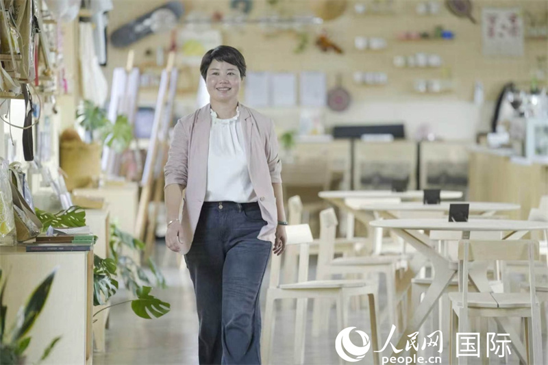 Bà Lý Mai Anh am hiểu tường tận về cà phê Mạnh Liên cũng như quá trình phát triển của ngành cà phê địa phương. Ảnh: Hồ Tuân Hội - Phóng viên Nhân dân nhật báo điện tử
