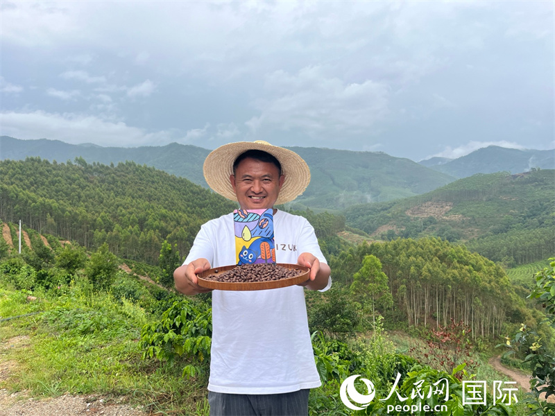 Trang trại Lai Châu Khắc của ông Quan Dũng nằm giữa vùng đồi núi huyện Mạnh Liên, là một khu phức hợp du lịch sinh thái, trải nghiệm văn hóa cà phê, nghỉ dưỡng miệt vườn, thưởng thức cà phê và kinh doanh trực tuyến. Ảnh: Khấu Kiệt - Phóng viên Nhân dân nhật báo điện tử
