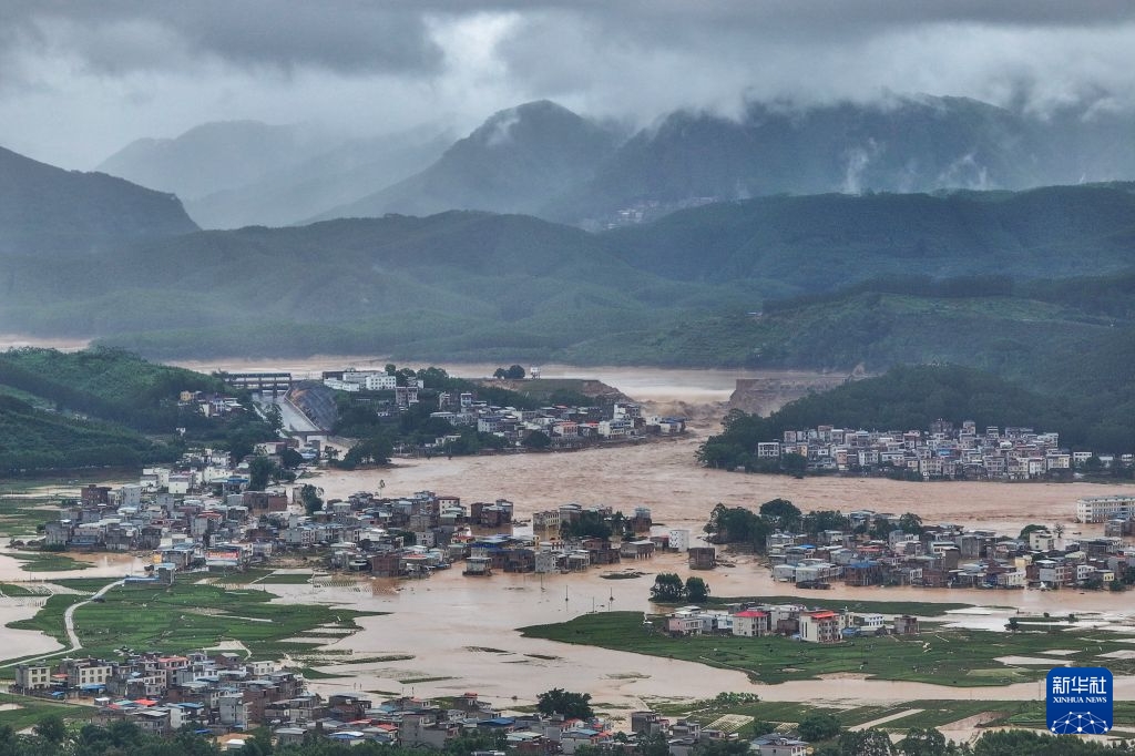 Hiện trường sự cố vỡ đê ngày 6/7 tại hồ chứa Lục Lam ở thành phố Nam Ninh, Quảng Tây, Trung Quốc (ảnh được chụp bằng drone). Ảnh: Tào Y Minh - Phóng viên Tân Hoa xã