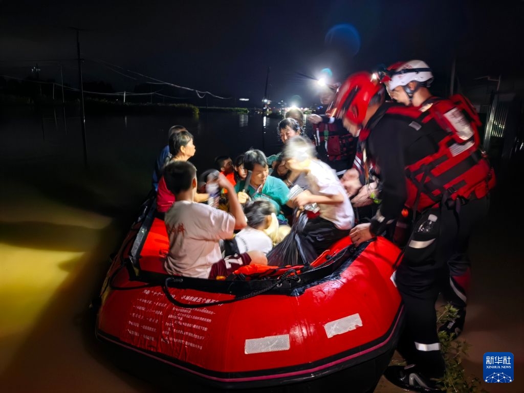 Ngày 6/7, lực lượng cứu hộ sơ tán người dân mắc kẹt tại làng Đông Vu, thị trấn Hiệu Ỷ, thành phố Hoành Châu, Nam Ninh, Quảng Tây, Trung Quốc. Ảnh: Dương Trì - Phóng viên Tân Hoa xã