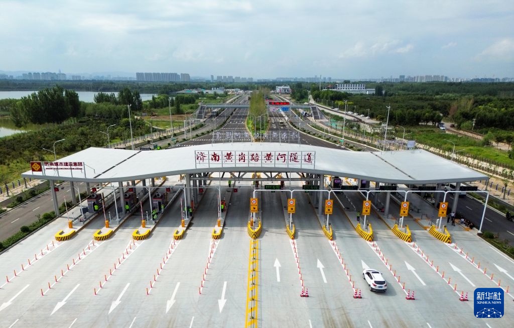 Hầm vượt sông được xây dựng bằng máy đào hầm dạng khiên lớn nhất Trung Quốc chính thức thông xe