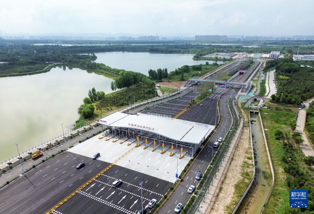 Hầm vượt sông được xây dựng bằng máy đào hầm dạng khiên lớn nhất Trung Quốc chính thức thông xe