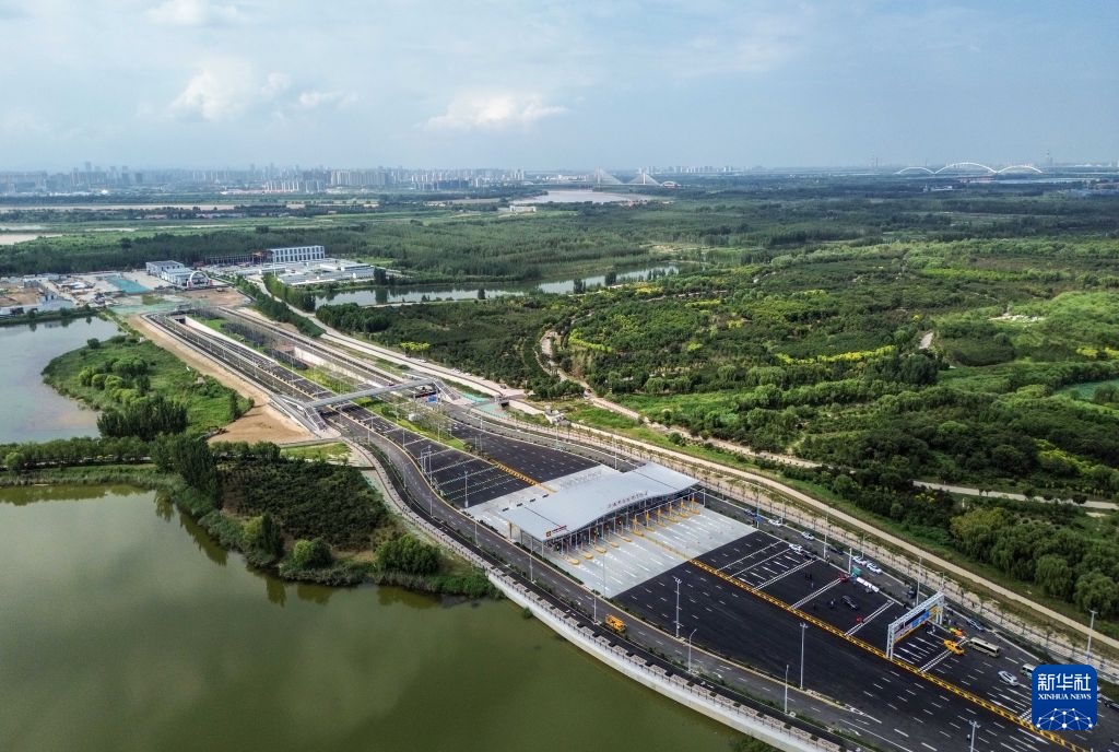 Hầm vượt sông được xây dựng bằng máy đào hầm dạng khiên lớn nhất Trung Quốc chính thức thông xe